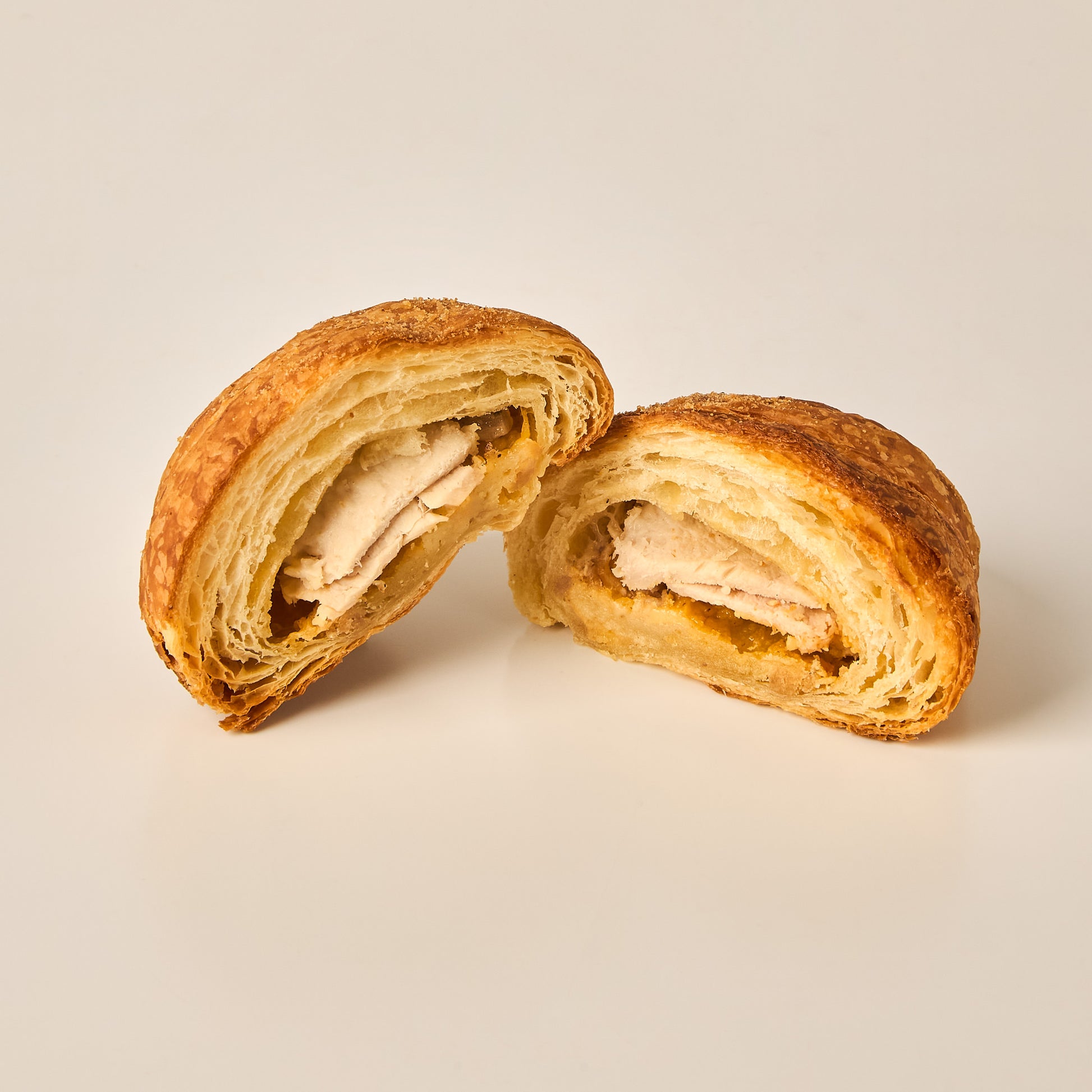 Croissant de Lomo y Queso Americano