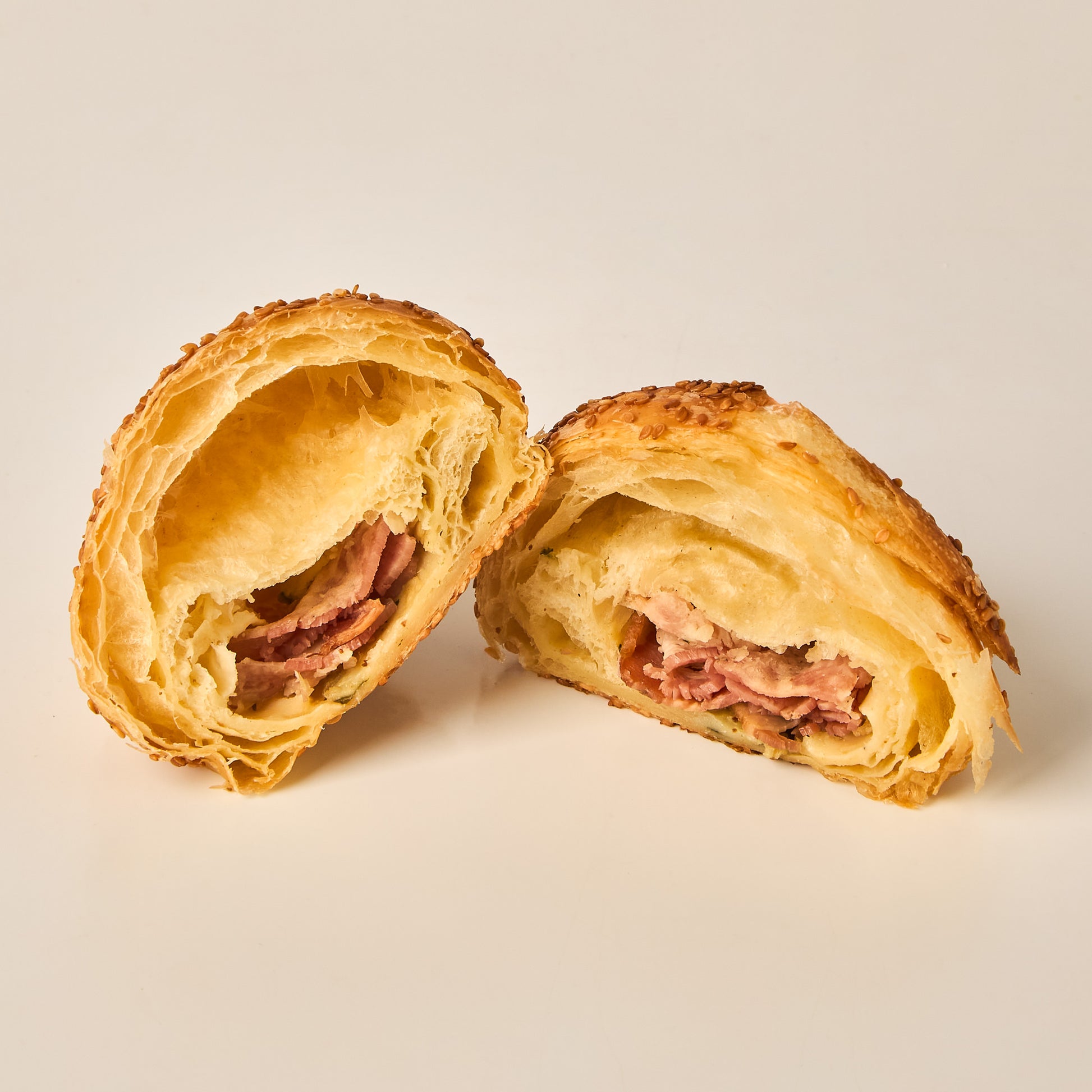 Croissant de tocineta y queso