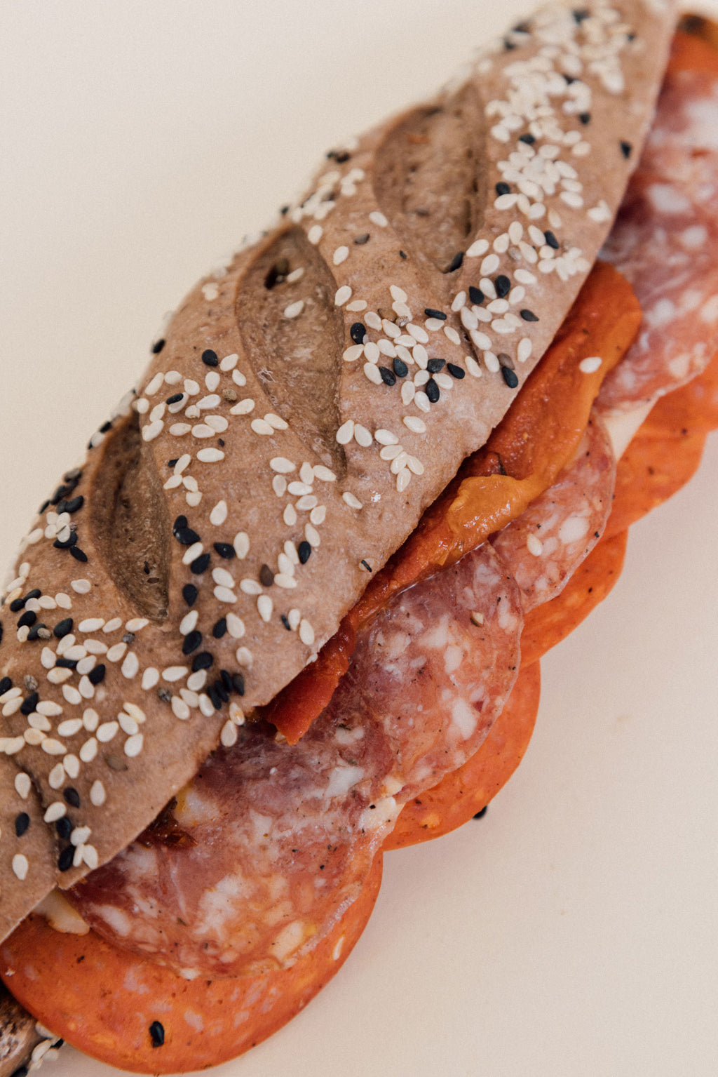 Mauricette Muffaletta (sandwich de pepperoni y salami)