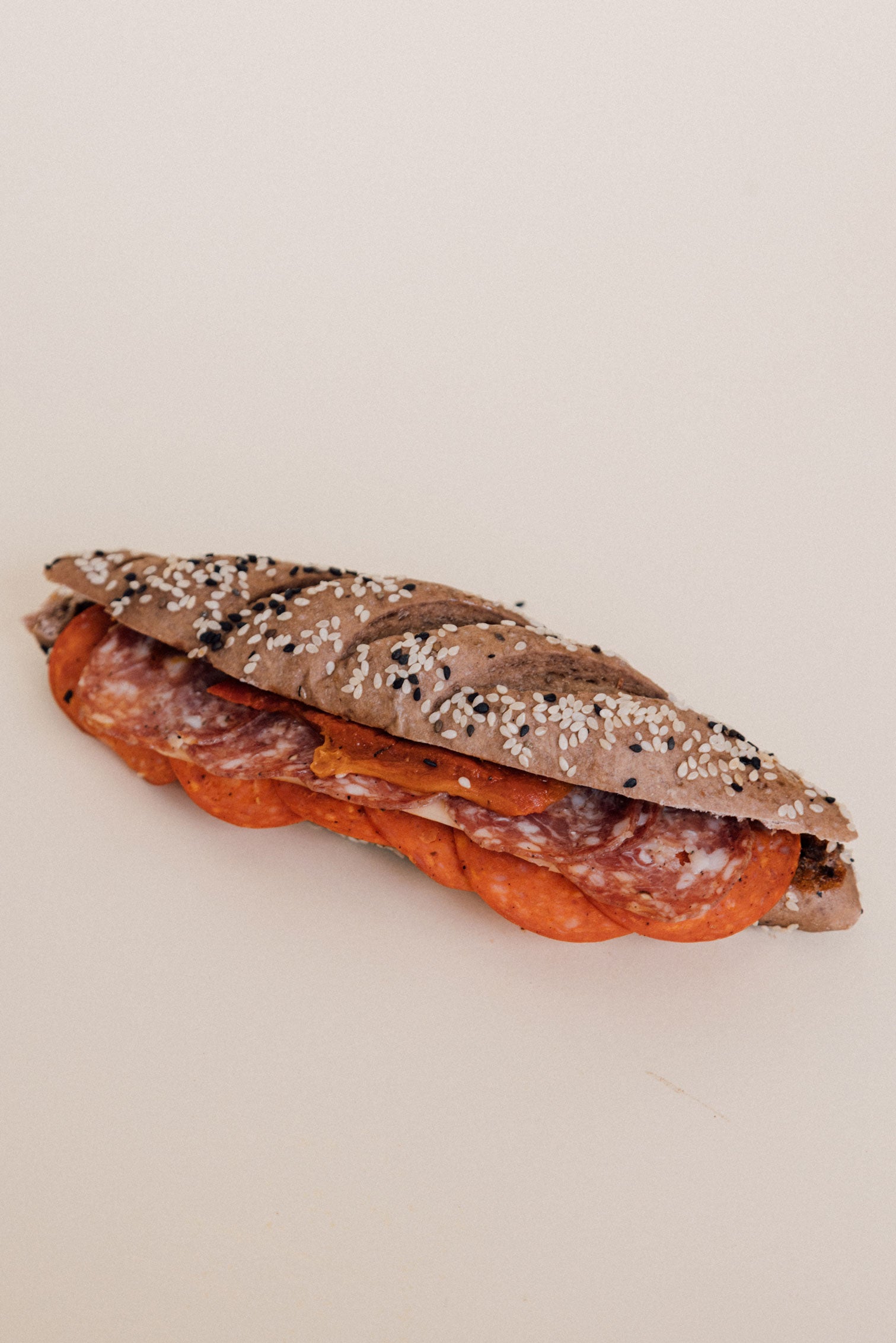 Mauricette Muffaletta (sandwich de pepperoni y salami)